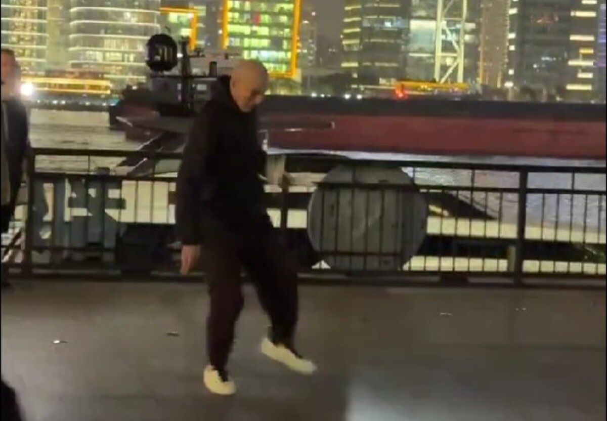 Ο Ζιντάν παίζει παραδοσιακό κινέζικο παιχνίδι