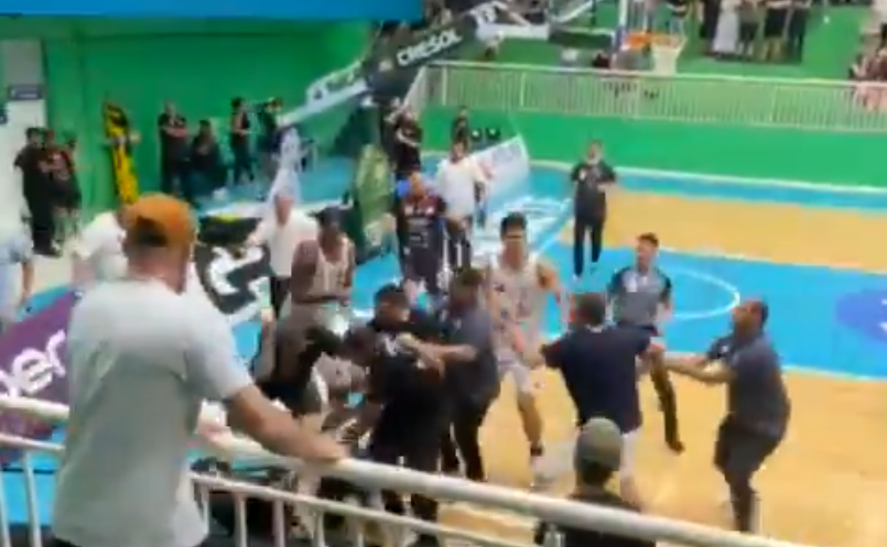 Πολύ ξύλο σε διαιτητές αγώνα μπάσκετ στη Βραζιλία (vid)