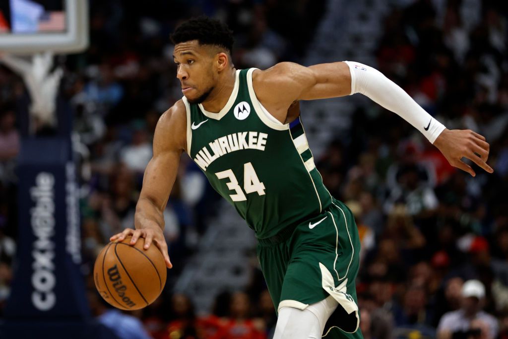 Σπουδαίος Γιάννης: Πήρε την μπάλα από τους διαιτητές και την έδωσε στον rookie των Λέικερς (vid)