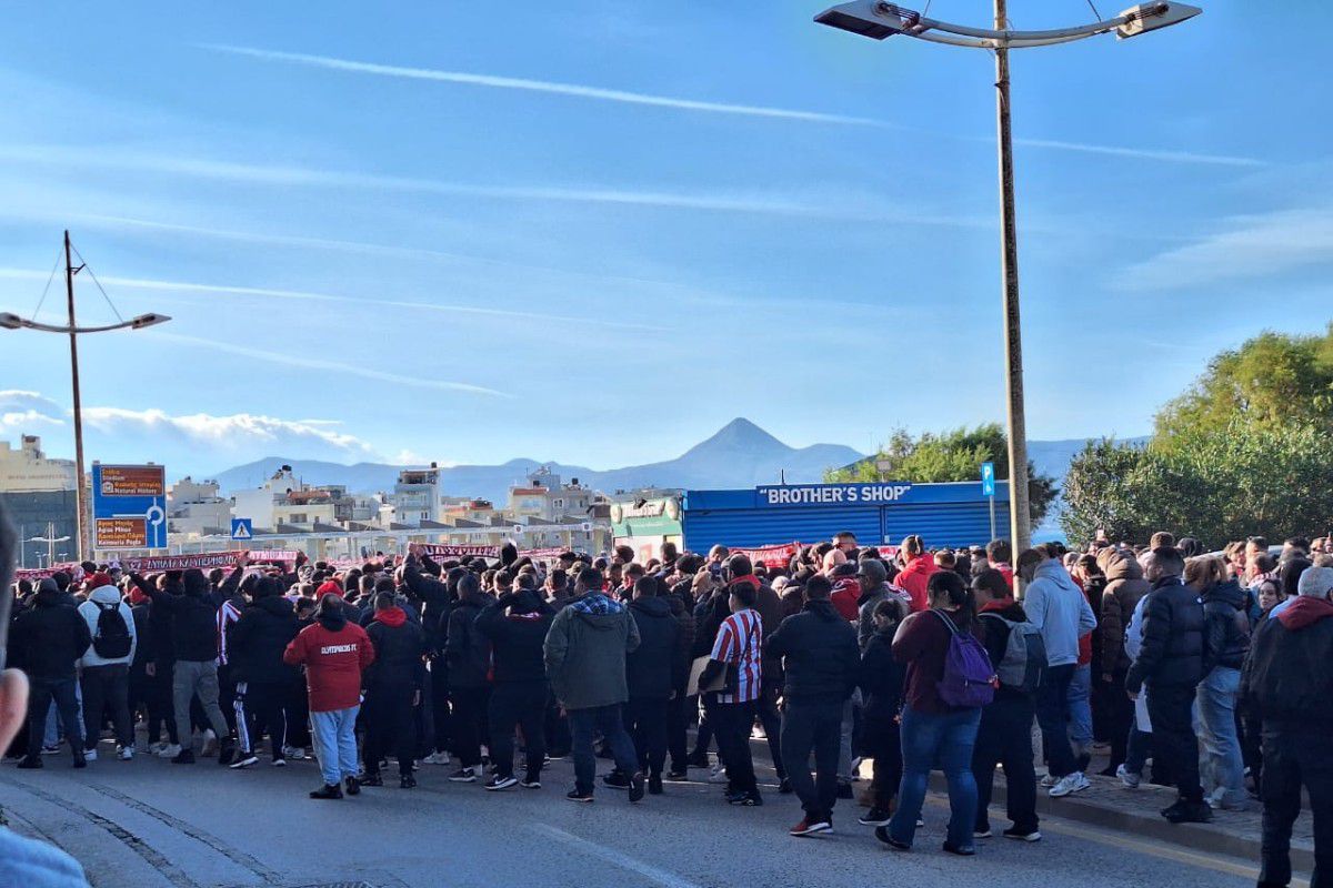 Η πορεία των οπαδών του Ολυμπιακού προς το Παγκρήτιο (vid)