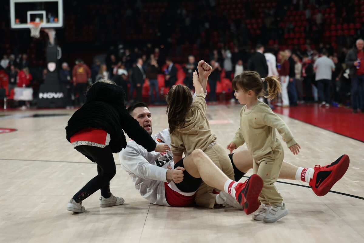 To «κλικ» της βραδιάς – Ο Παπανικολάου παίζει με τις κόρες του (pics)