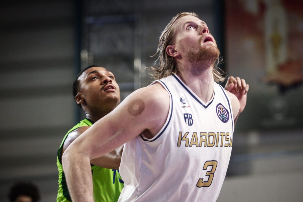 Η Καρδίτσα δεν άντεξε στο δεύτερο ημίχρονο και η Τόφας πήρε νίκη με «τρίποντη» εκτέλεση