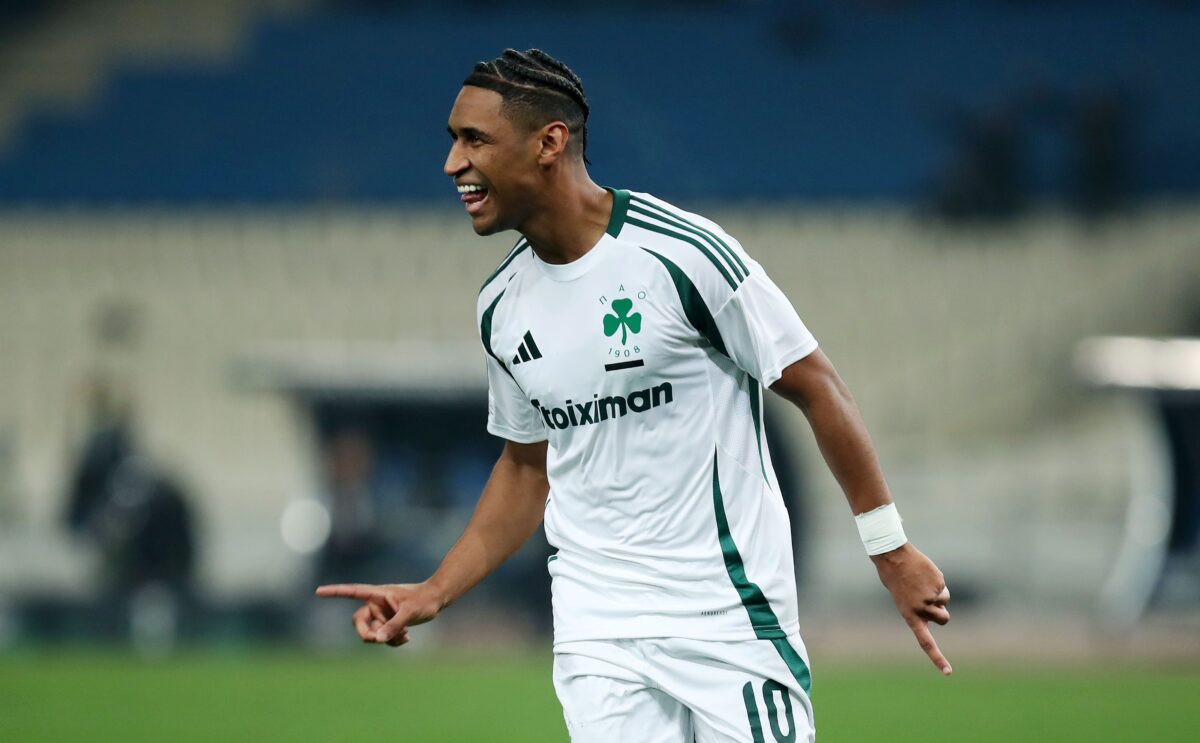 Ο Τετέ πανηγυρίζει με τη φανέλα του Παναθηναϊκού