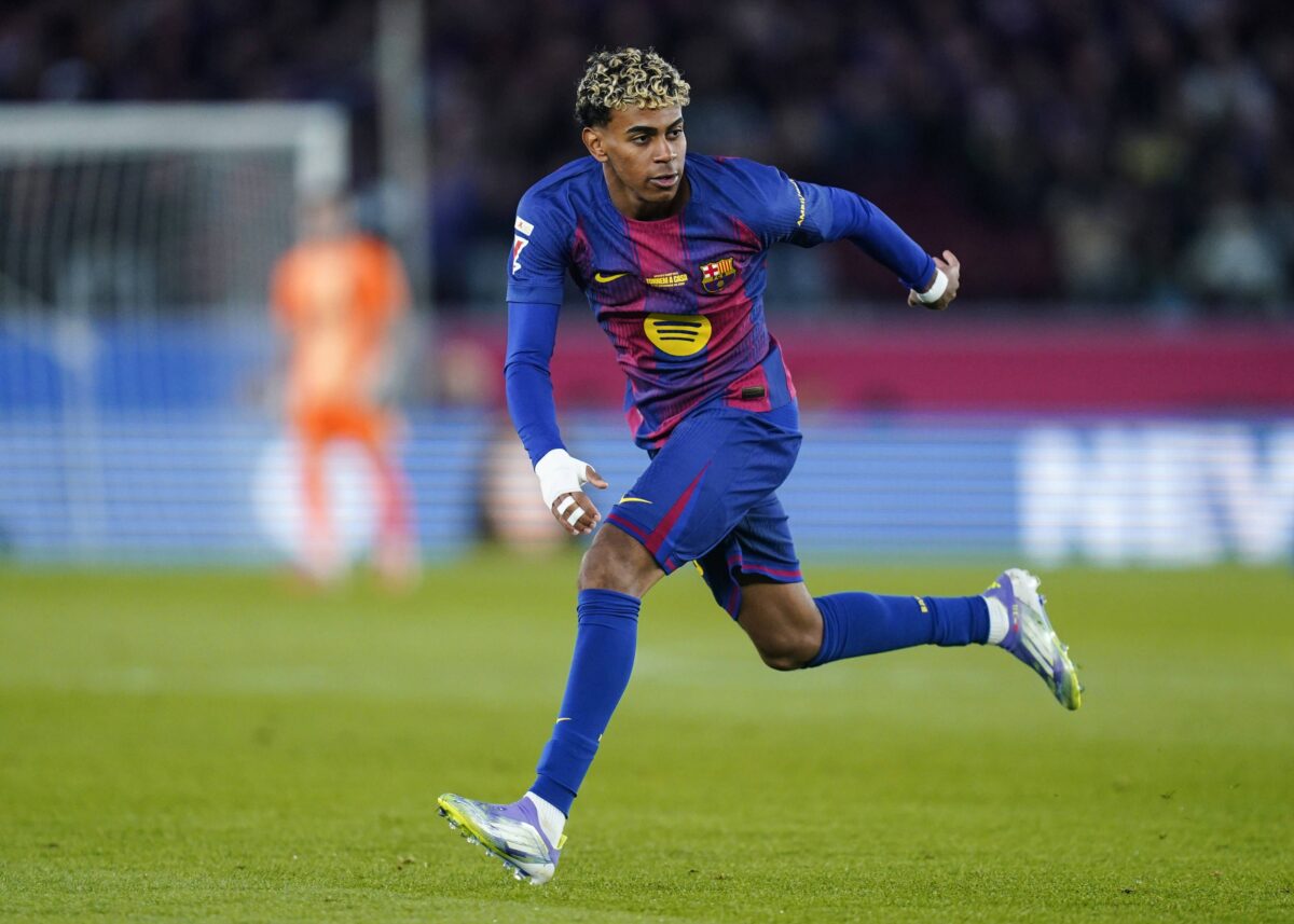 Ο Γιαμάλ έπιασε «στα πράσα» τον Σέζνι να καπνίζει στα αποδυτήρια της Μπαρτσελόνα (vid)