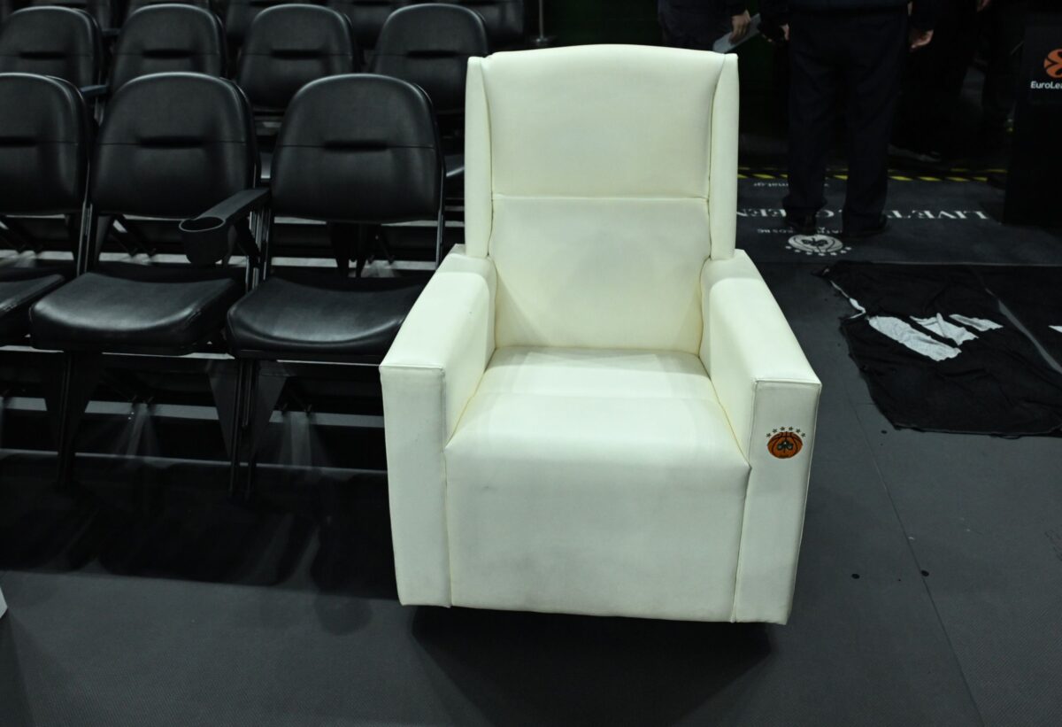 Η πολυθρόνα του Δημήτρη Γιαννακόπουλου στο παρκέ για το ντέρμπι Παναθηναϊκός – Ολυμπιακός