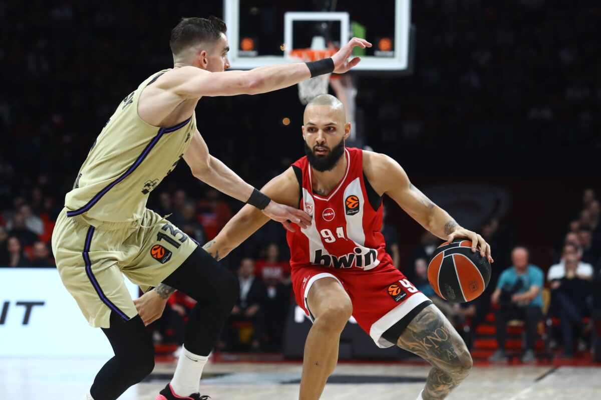 Ο Φουρνιέ αναζητά τα καλύτερα παϊδάκια στον Πειραιά