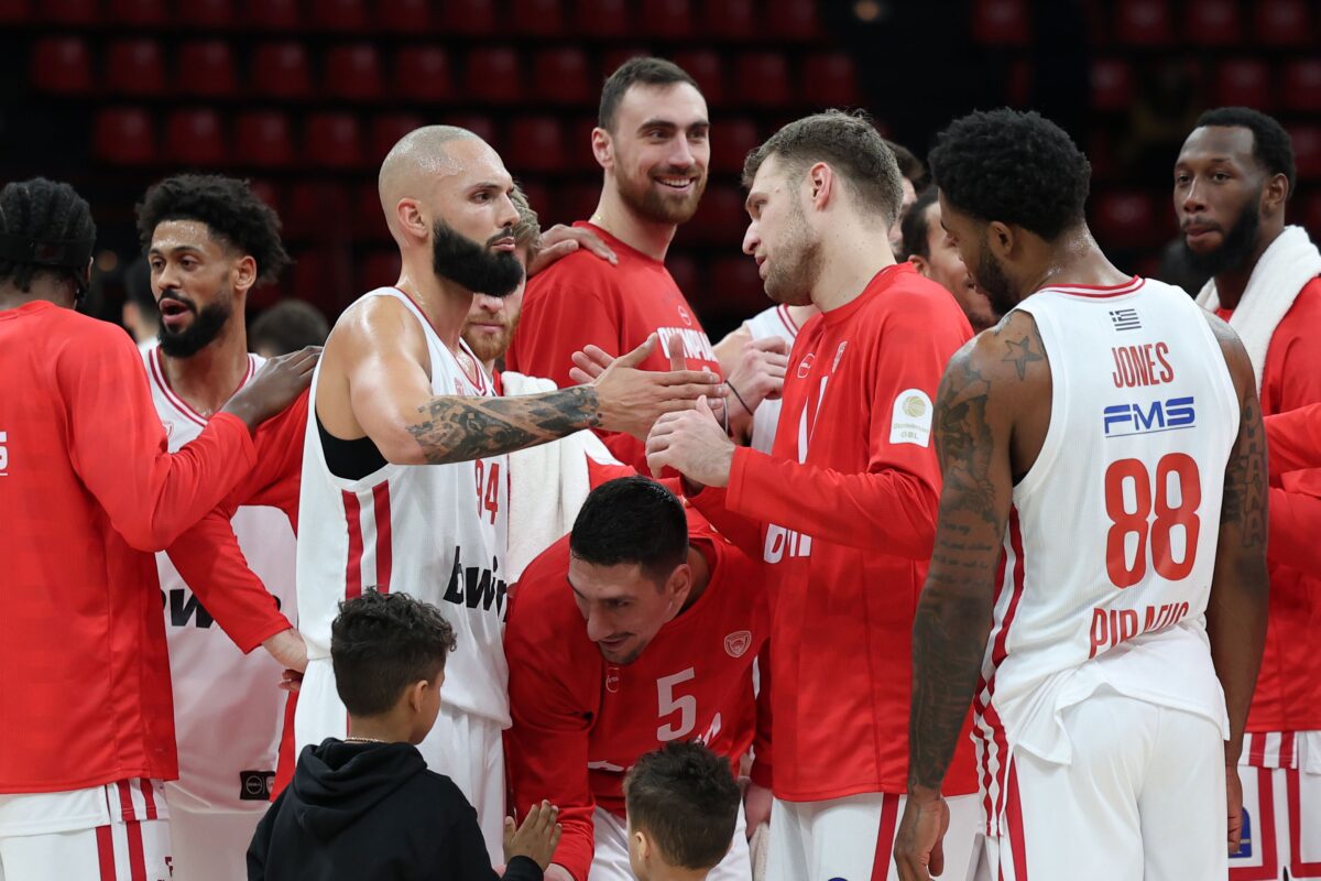 Το οικογενειακό κλίμα στο ΣΕΦ και οι μικροί φίλοι της ομάδας στην παρακάμερα του Ολυμπιακός – Μαρούσι Chery