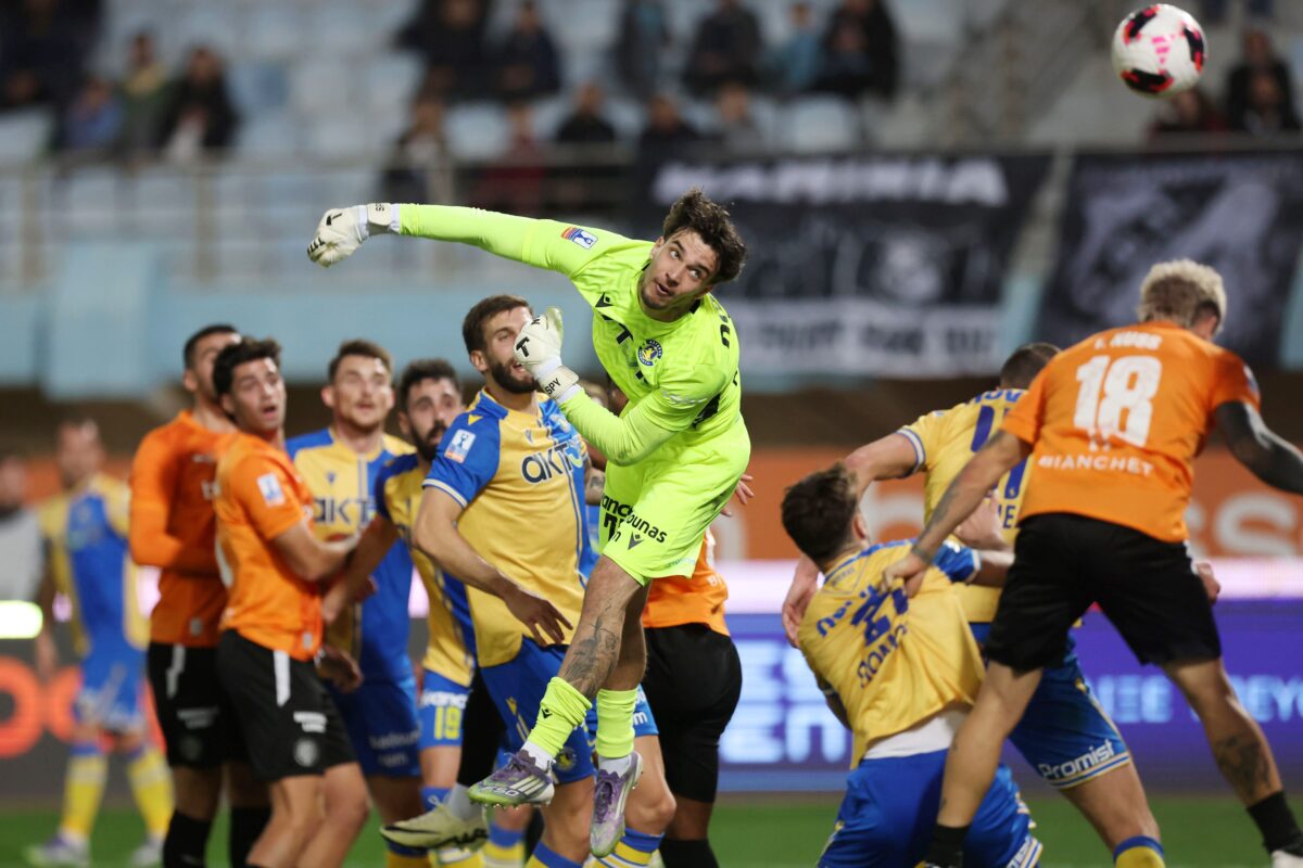 Σοβαρός τραυματισμός για Αγγελίδη – Σε ρόλο τερματοφύλακα ο Αλάγκμπε (vid)