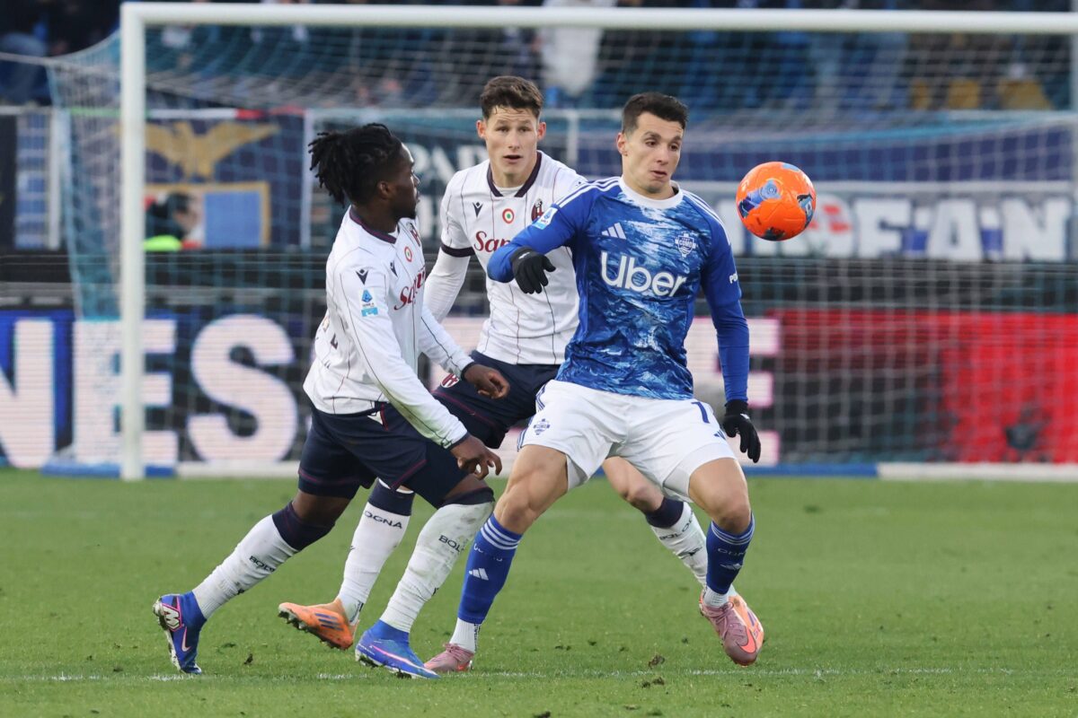 Ισοπαλία με επεισόδια και γκολ στις καθυστερήσεις στο Κόμο – Μπολόνια, βασικός ο Δουβίκας