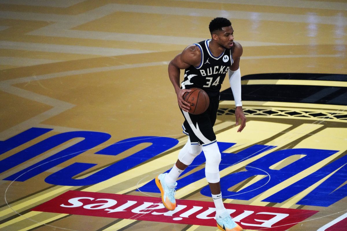 Γιάννης Αντετοκούνμπο με τη φανέλα των Μπακς