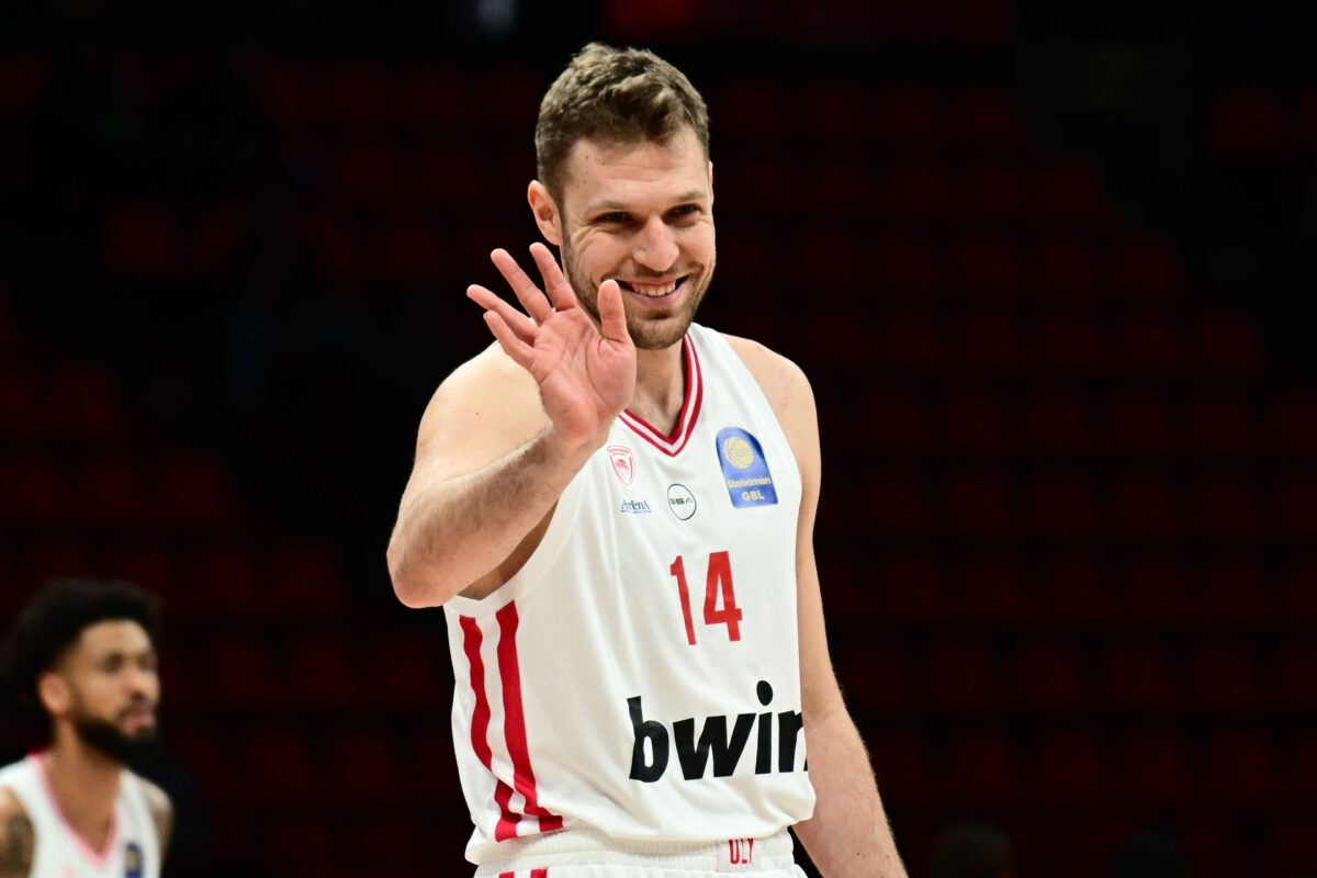 Βεζένκοφ: «Αν κερδίζεις τον Παναθηναϊκό σου δίνει μια αυτοπεποίθηση – Παίκτης μεγάλης αξίας ο Τζόουνς»