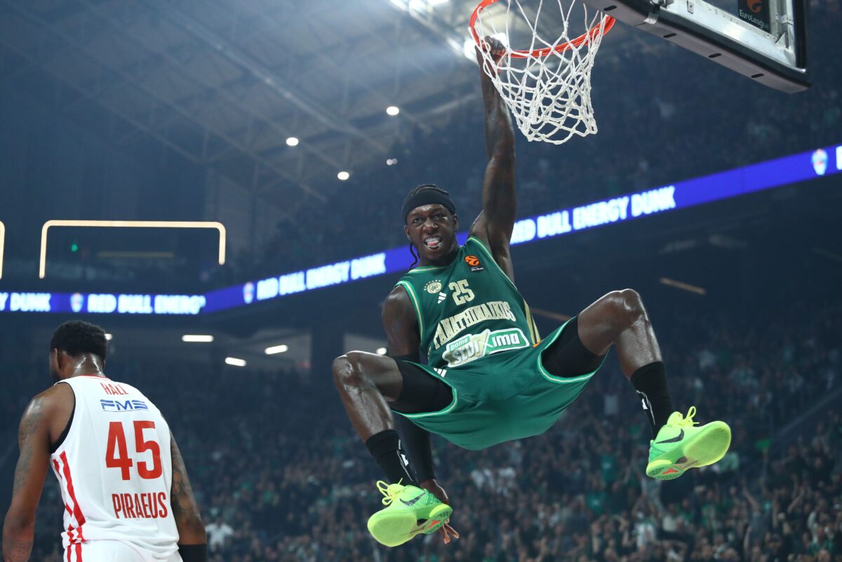 Ιπτάμενος Ναν, πέταξε πάνω από τον Χολ και γραπώθηκε από τη στεφάνη! (vid)