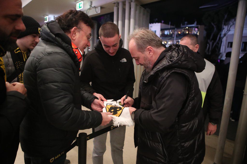 Εκατοντάδες φίλοι της ΑΕΚ αποθέωσαν τον Μιχάλη Κασάπη στην Opap Arena (gallery)