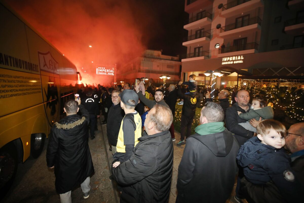 «Τρέλα» στην υποδοχή της ΑΕΚ και στην Τρίπολη (vid)