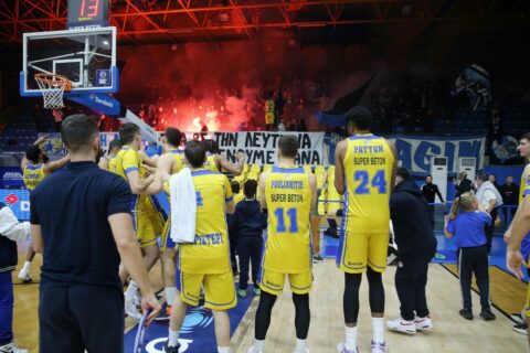 Οι παίκτες του Περιστερίου μετά το ματς με την ΑΕΚ