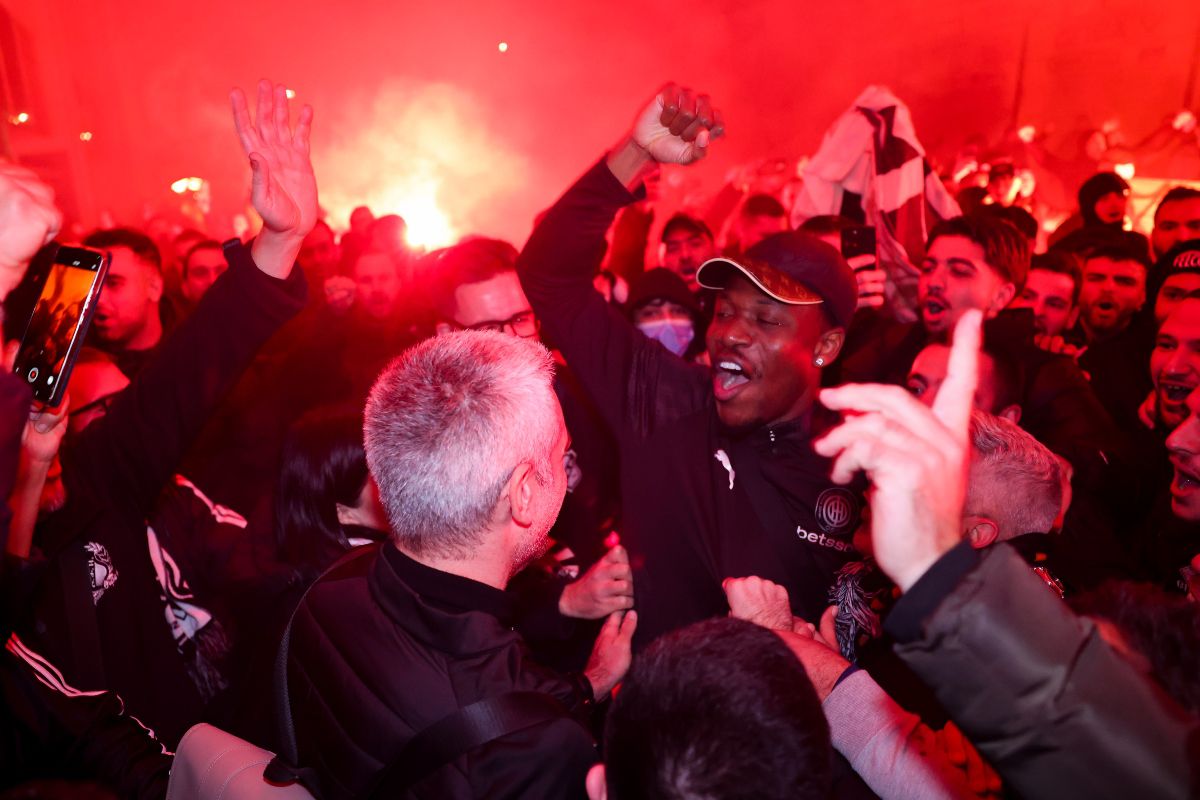 Το Ηράκλειο… φλέγεται- Υποδοχή ηρώων από τους φίλους του ΟΦΗ στην αποστολή (pics+vid)