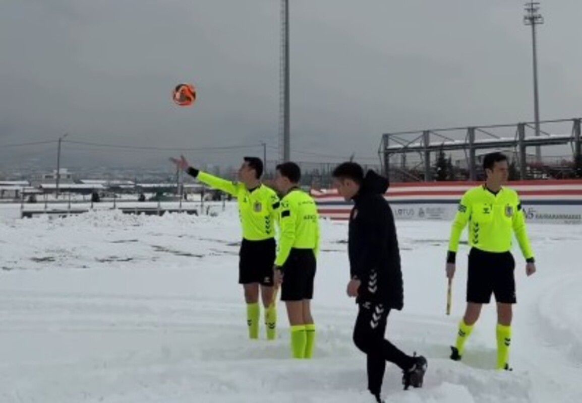 Απίστευτες εικόνες στην Τουρκία: Διαιτητές βγήκαν σε γήπεδο με 40 πόντους χιόνι