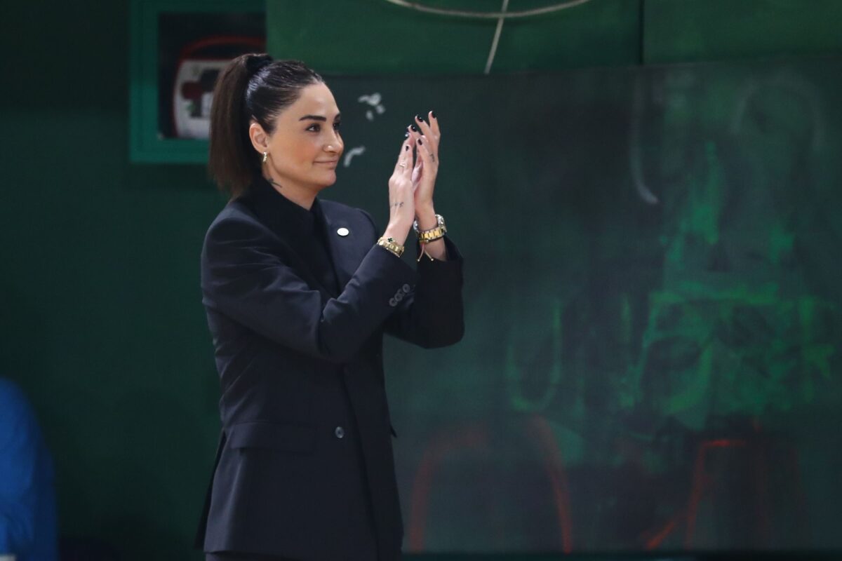 Αποθεώθηκε και… υποκλίθηκε στους φίλους του Παναθηναϊκού η Ερντέμ (vid)