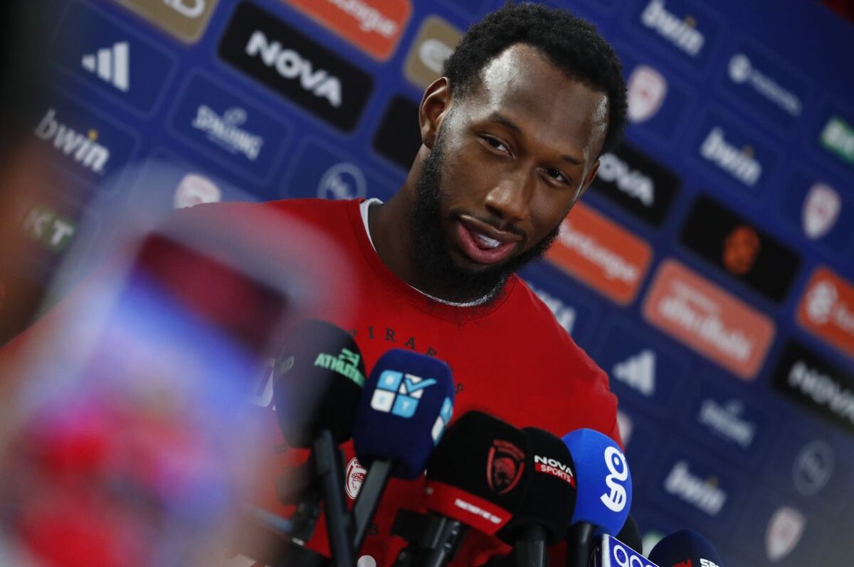 Ντόντα Χολ: «Ο ανταγωνισμός στη θέση του σέντερ μας κάνει καλύτερους»