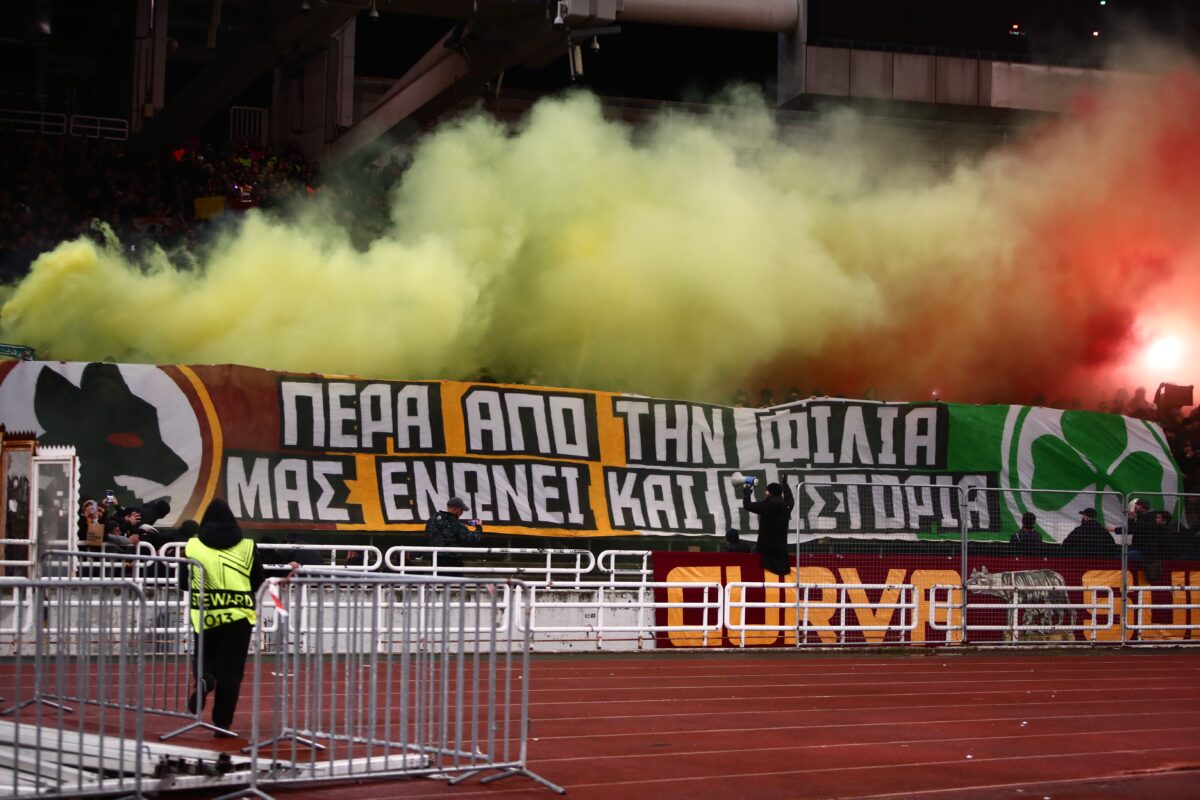 Το πανό των οπαδών της Ρόμα στα ελληνικά και το «Ρώμη – Αθήνα» της Θύρας 13