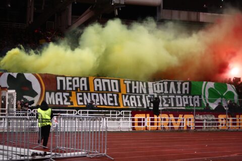 Το πανό των οπαδών της Ρόμα στα ελληνικά και το «Ρώμη – Αθήνα» της Θύρας 13