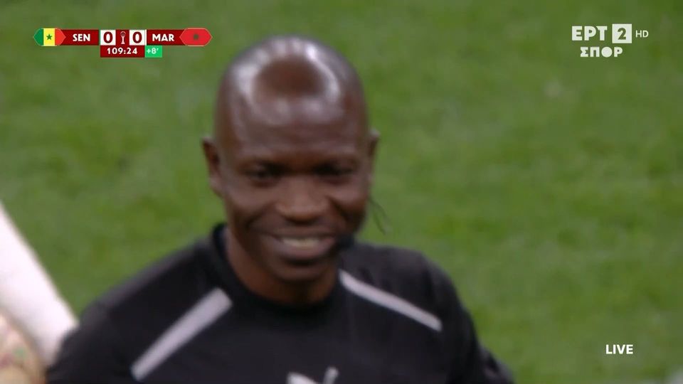 Ο διαιτητής του Μαρόκο – Σενεγάλη έβαλε τα γέλια μετά το «χάος» που προκάλεσε!