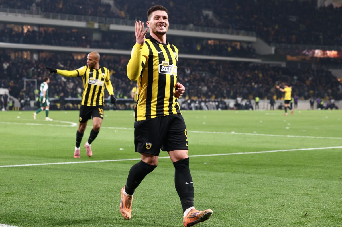 Η αποθέωση των φίλων της ΑΕΚ κατά την αλλαγή του Γιόβιτς (vid)