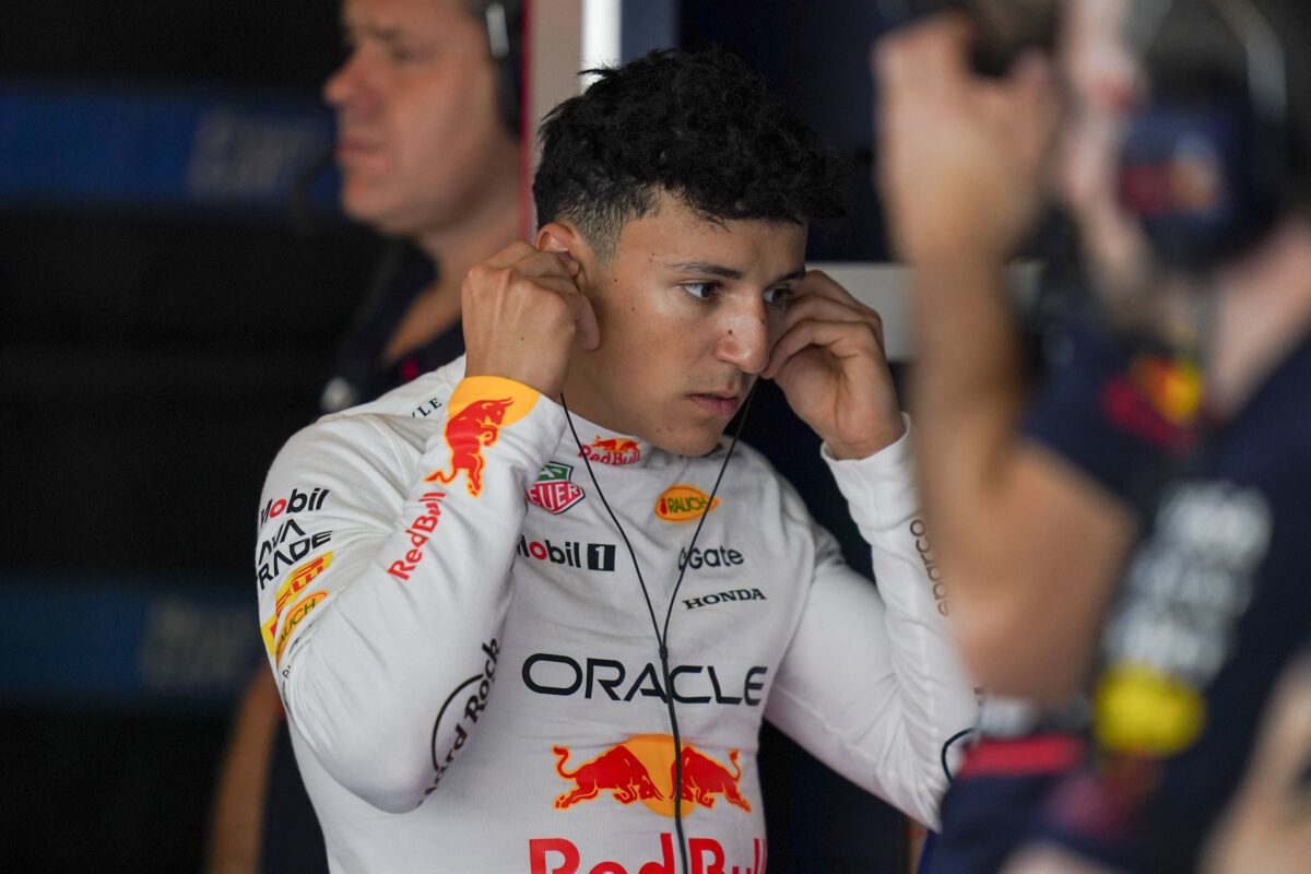 Ίσακ Χατζάρ