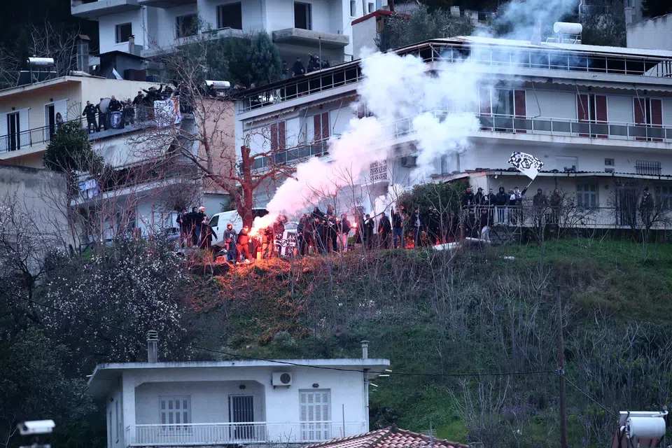 Ανάψαμε φωτιά και μεγαλώνει… κυριολεκτικά – Πως ζεστάθηκαν φίλοι του ΟΦΗ σε οικοδομή της Λιβαδειάς που πήγαν για το ματς! (pic)