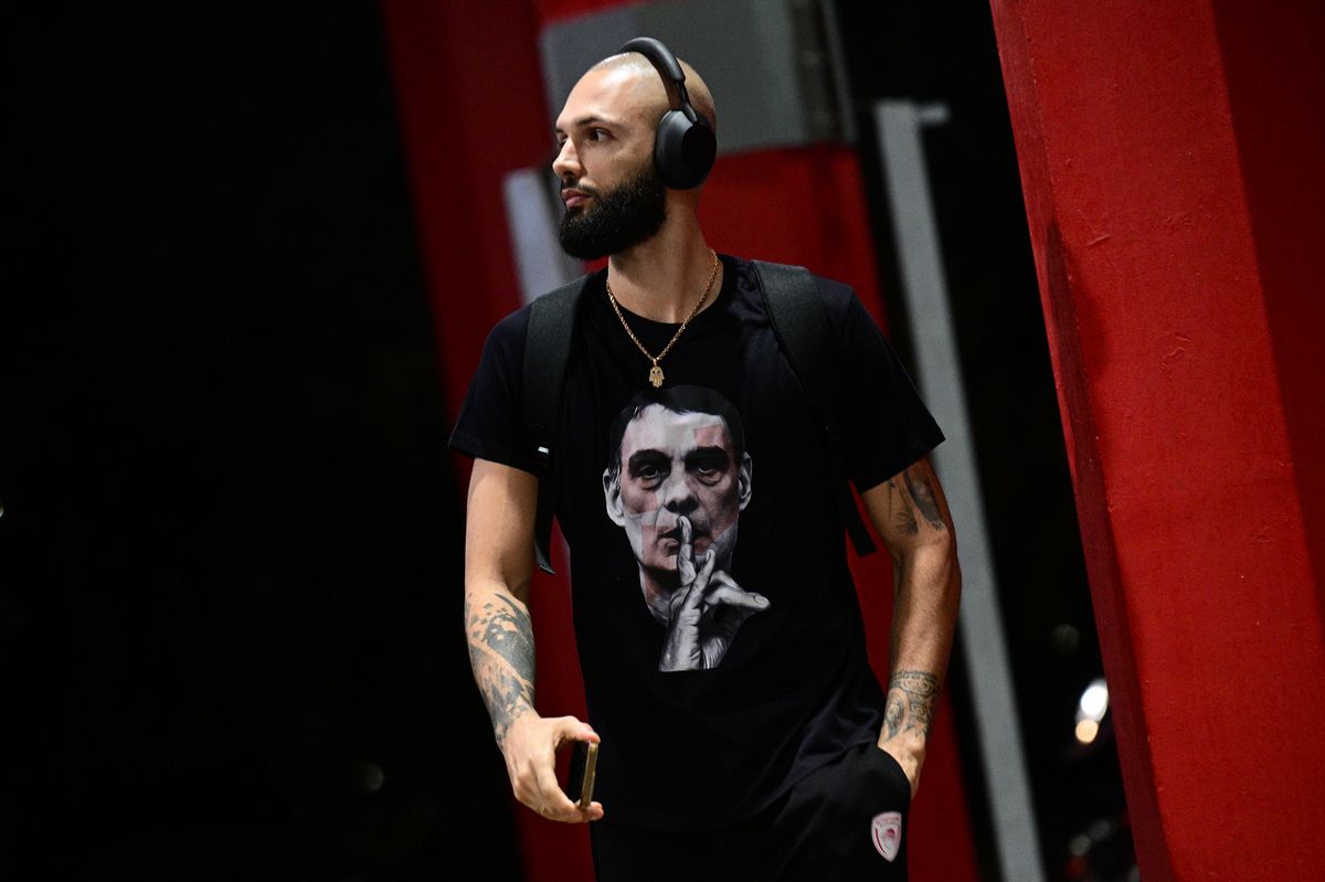 Ο Φουρνιέ στο ΣΕΦ με μπλούζα Μπαρτζώκα (pic)