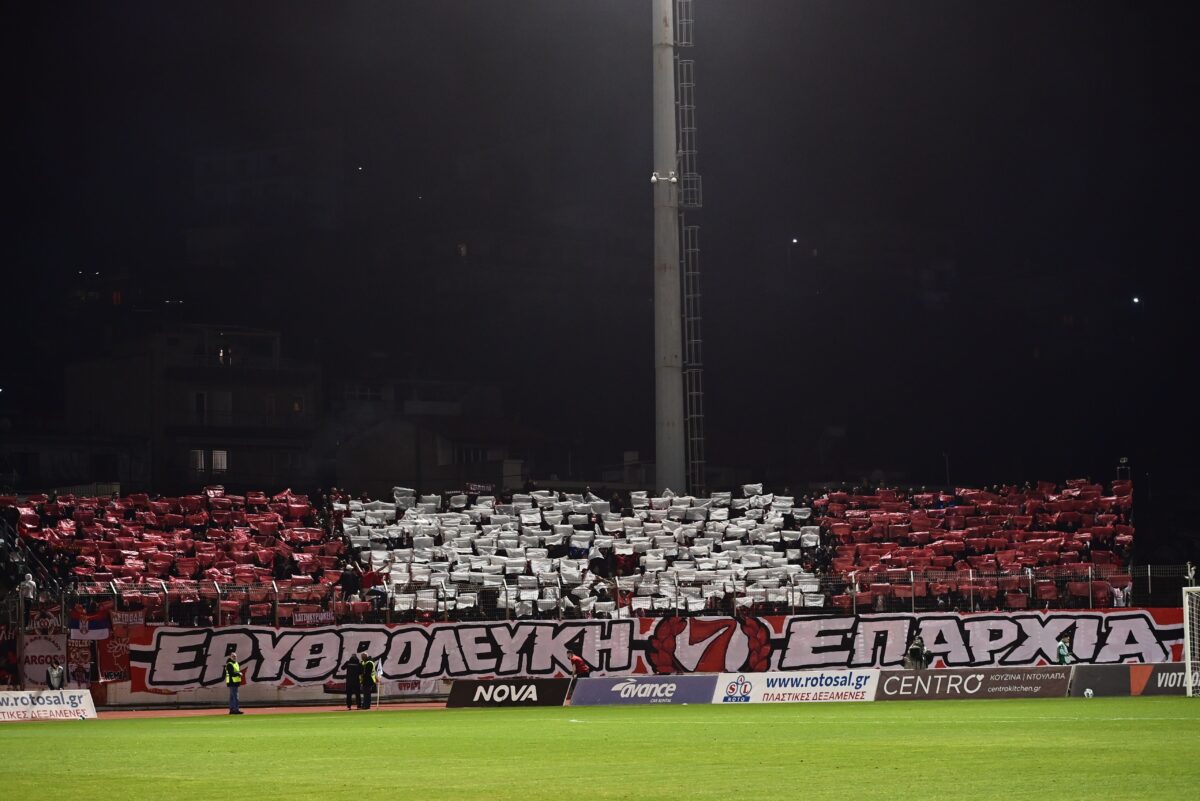 Βροντερό παρών στη Λιβαδειά από τους φίλους του Ολυμπιακού – Εντυπωσιακή ατμόσφαιρα (pics)