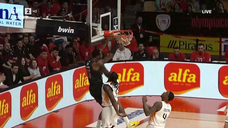 Το… αεροπλανικό κάρφωμα του Χολ μετά την ασίστ του Γουόκαπ