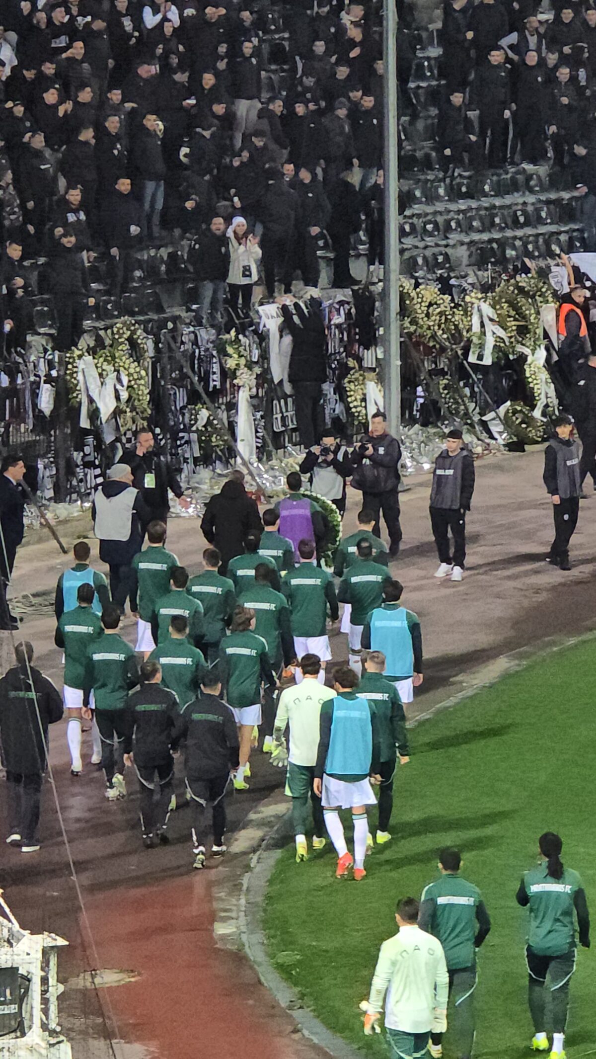 Το στεφάνι της ΠΑΕ Παναθηναϊκός στη μνήμη των αδικοχαμένων φίλων του ΠΑΟΚ (vid)