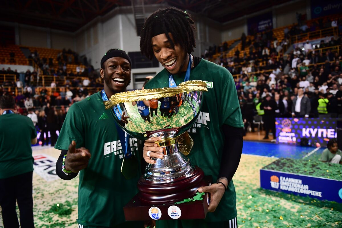 Χτύπησε… ξανά η μαμά Χολμς!Το «We Won» των γονιών του Aμερικανού!