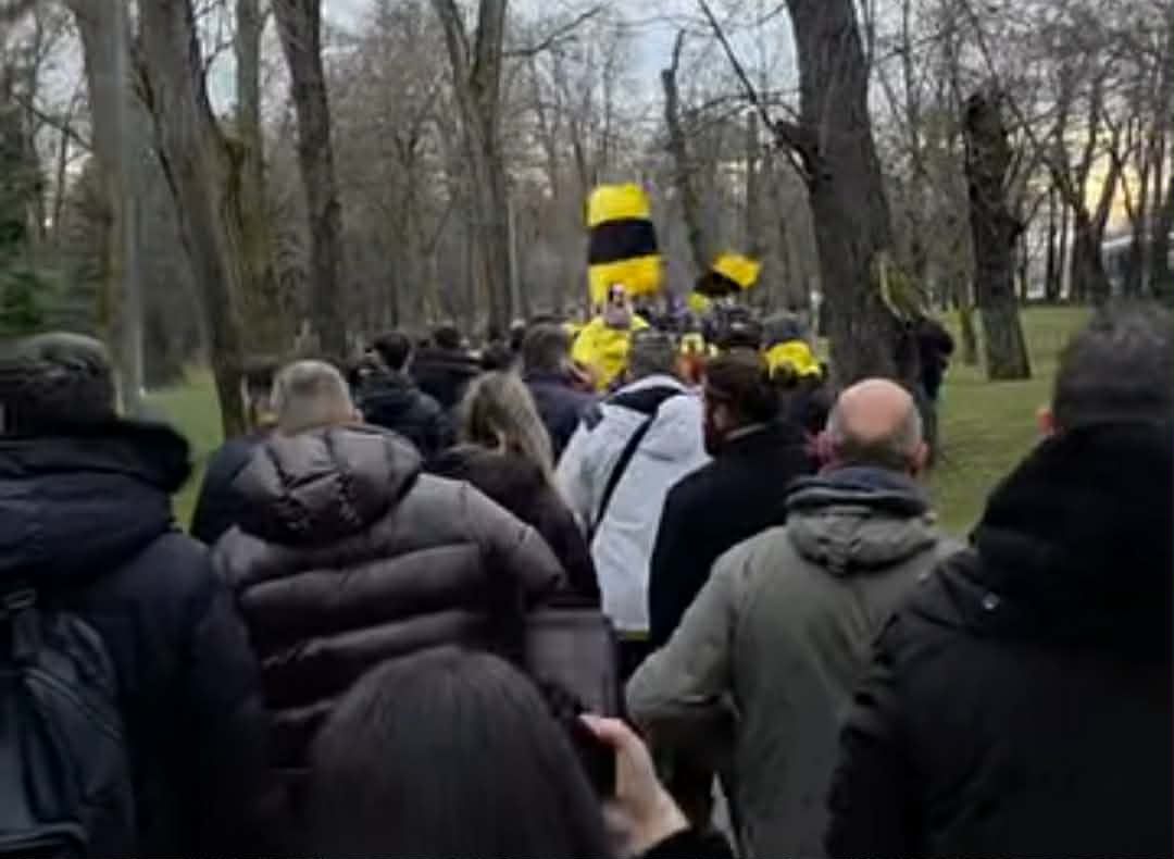 Οι φίλαθλοι του Άρη Betsson στο δρόμο για το γήπεδο της Κλουζ