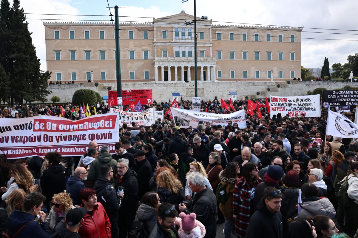 Τέμπη: Τρία χρόνια μετά, η Ελλάδα δεν ξεχνά – Πορείες μνήμης σε όλη τη χώρα για τους 57 νεκρούς (vid & gallery)