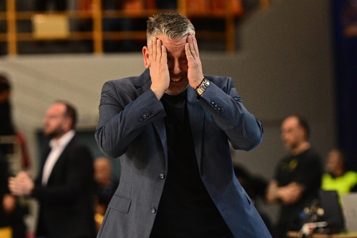 «Έκρηξη» του Παπαθεοδώρου – Πήδηξε πάνω στις καρέκλες μετά από διαιτητικό λάθος (vid)