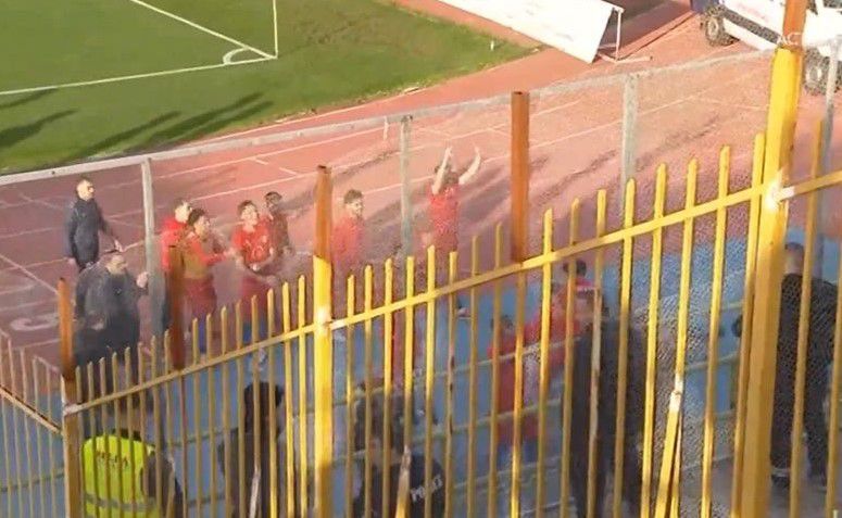 Οι παίκτες του Πανιώνιου γιόρτασαν το μεγάλο «διπλό» στην Καλαμάτα με τον κόσμο τους