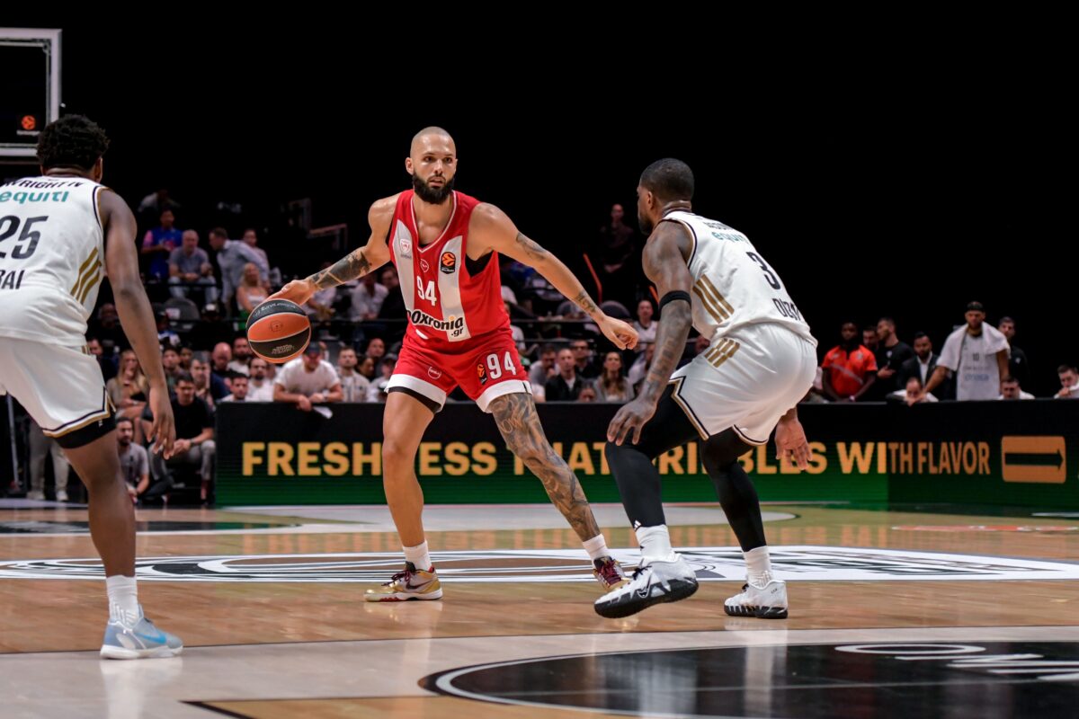 Ο Ολυμπιακός πέταξε στα σκουπίδια το απίθανο buzzer beater του Φουρνιέ και… ξέχασε να παίξει την παράταση