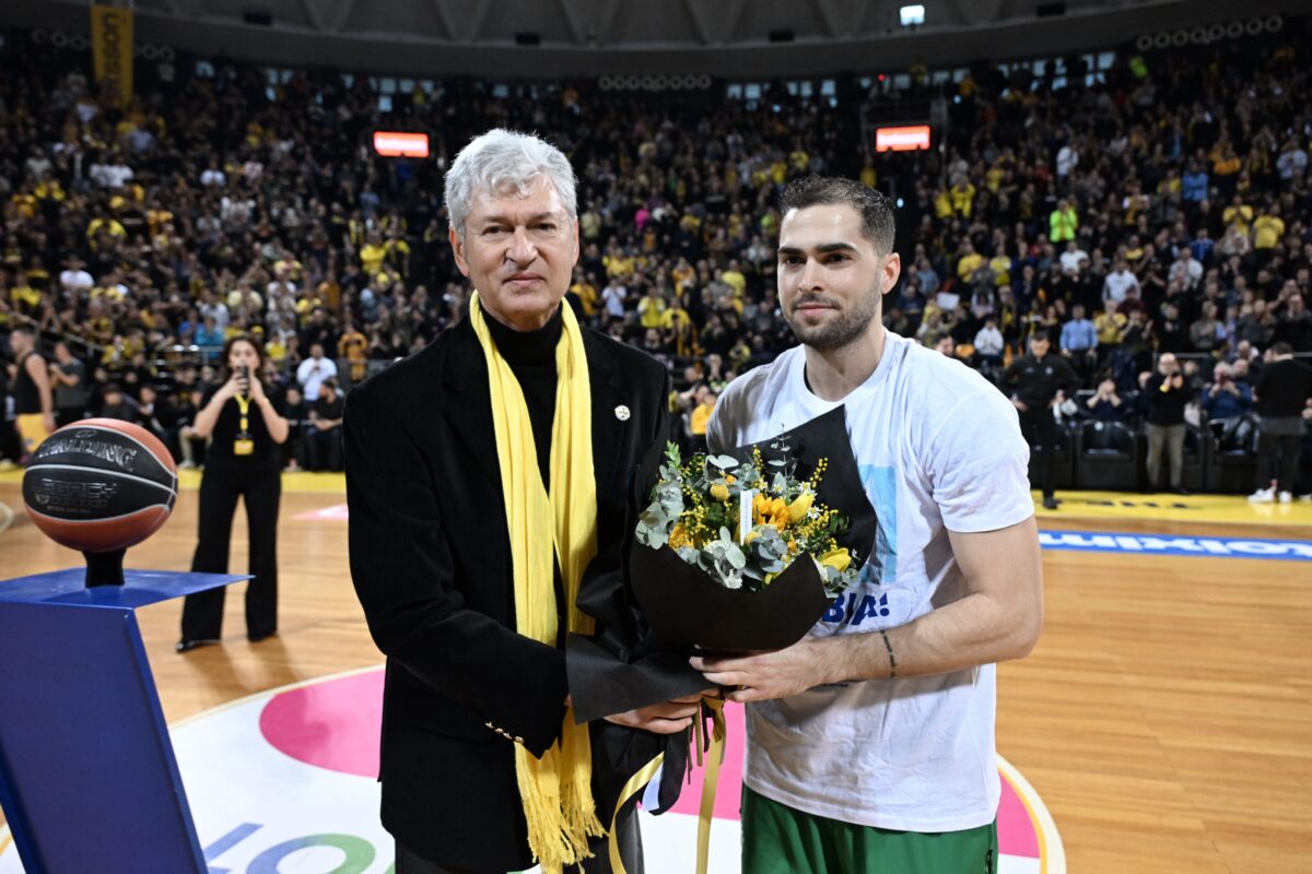 Ο Άρης βράβευσε τον Τολιόπουλο για τη συνεισφορά του στην ομάδα