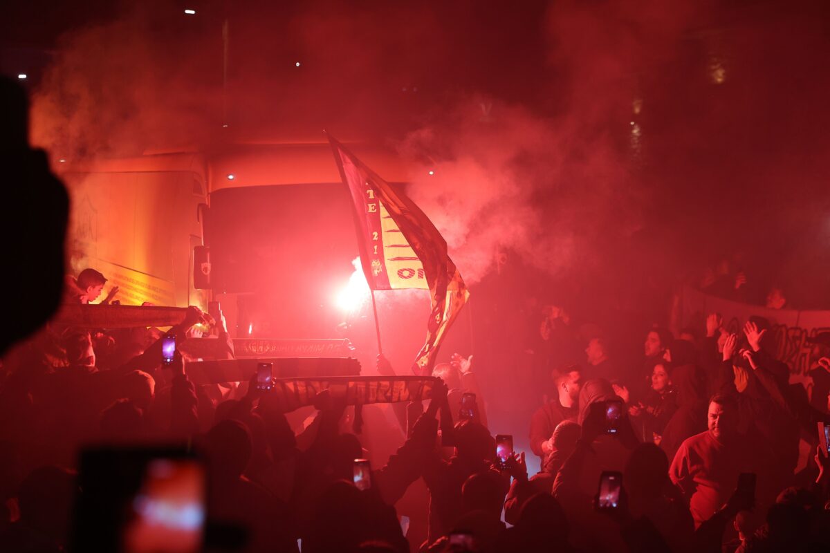 «Τρέλα» στον Βόλο για την ΑΕΚ, από την άφιξη της αποστολής (vid+pics)