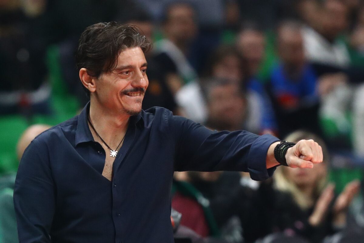 Ο Δημήτρης Γιαννακόπουλος πάτησε glass floor και χαιρέτησε τους παίκτες του Παναθηναϊκού! (vids, pics)