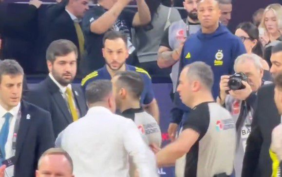 Ο Αλιμπίγεβιτς «κυνήγησε» διαιτητή στον τελικό του Κυπέλλου Τουρκίας – «Δεν χρειάζεται να είμαι προπονητής» (vid)