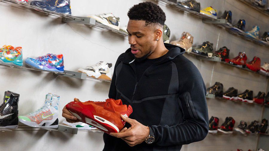 Ο Γιάννης Αντετοκούνμπο αγόρασε για πρώτη φορά παπούτσια για μπάσκετ! (vid)