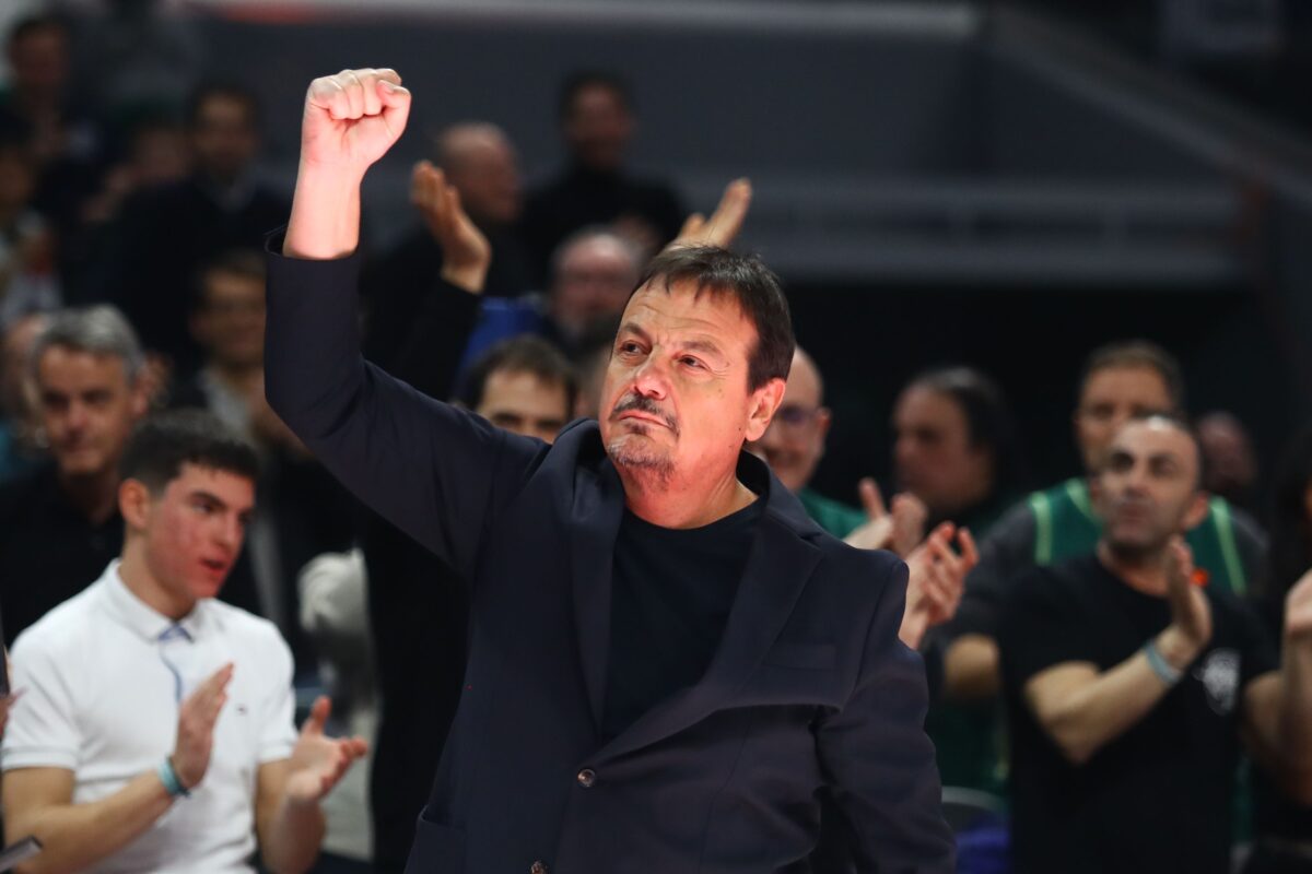 Απόλυτη στήριξη του κόσμου στον Αταμάν, απάντησε με τις… καθιερωμένες γροθιές νίκης! (vid)