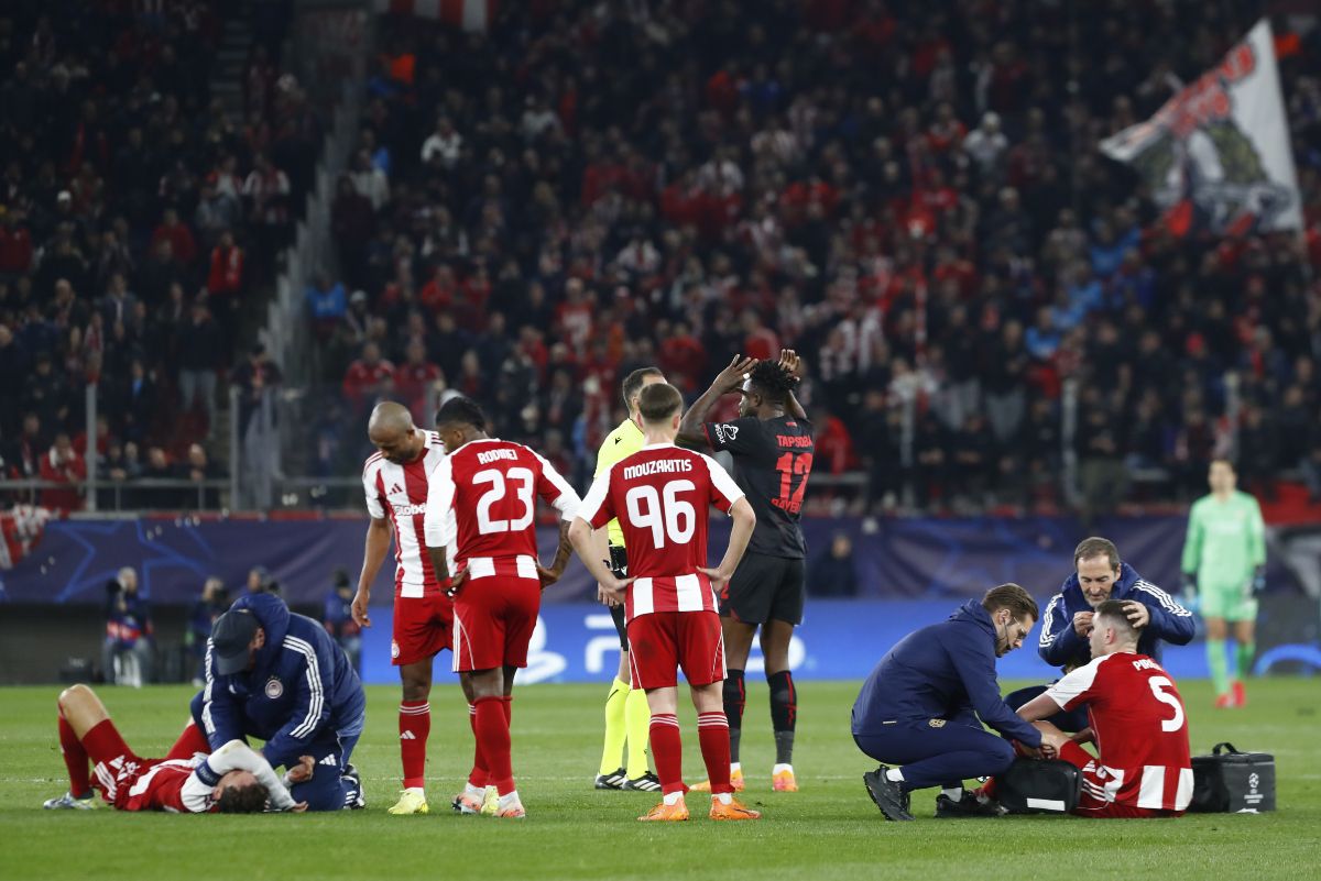 Σφοδρή σύγκρουση Πιρόλα και Ρέτσου – Έπεσαν στο έδαφος και οι δύο αιμόφυρτοι (pics+vids)