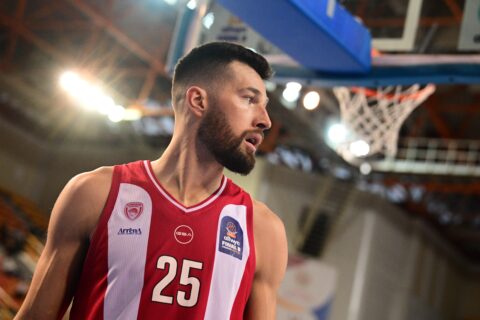 Πως θα καλύψει ο Μπαρτζώκας την απουσία του Πίτερς – Οι λύσεις στο «4» πίσω από τον Βεζένκοφ εν όψει Παναθηναϊκού