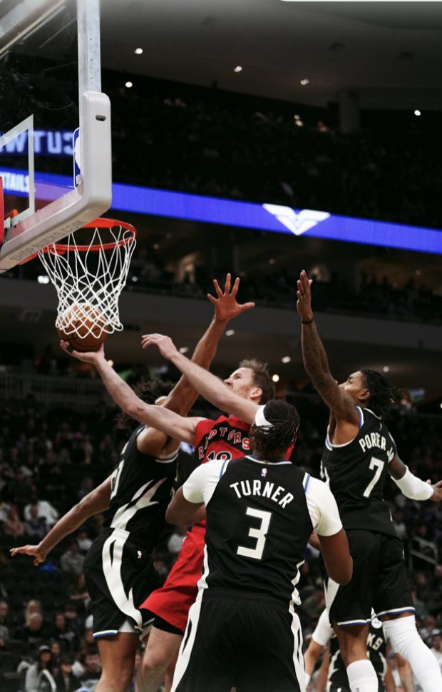 Βαριά ήττα για τους Μπακς από τους Ράπτορς