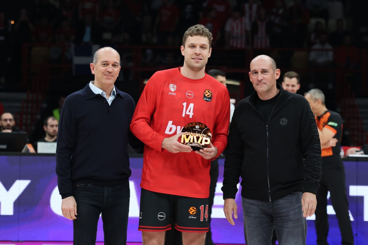 Βράβευση του Βεζένκοφ ως MVP Ιανουαρίου από τους αδελφούς Αγγελόπουλους