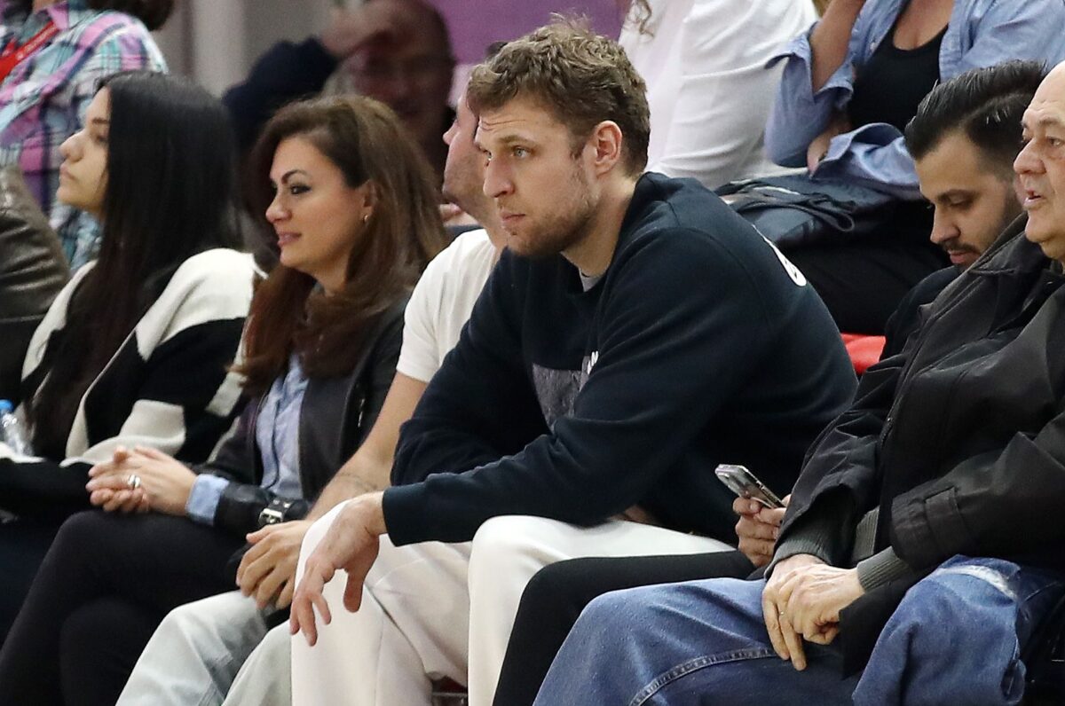 Ο Σάσα Βεζένκοφ στις κερκίδες για να παρακολουθήσει το Ολυμπιακός – Ραντνίτσκι